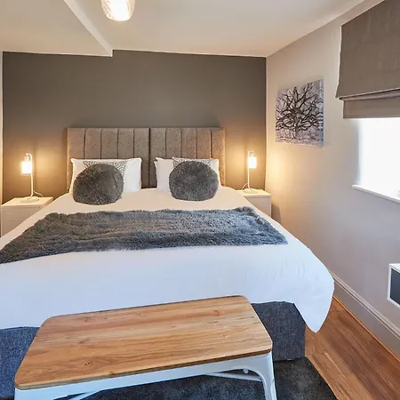 Host & - No 9 Victoria Road *
